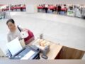 VIDEO: Mujer roba las propinas de unos empleados en una plaza comercial