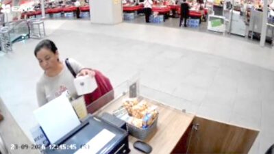 VIDEO: Mujer roba las propinas de unos empleados en una plaza comercial