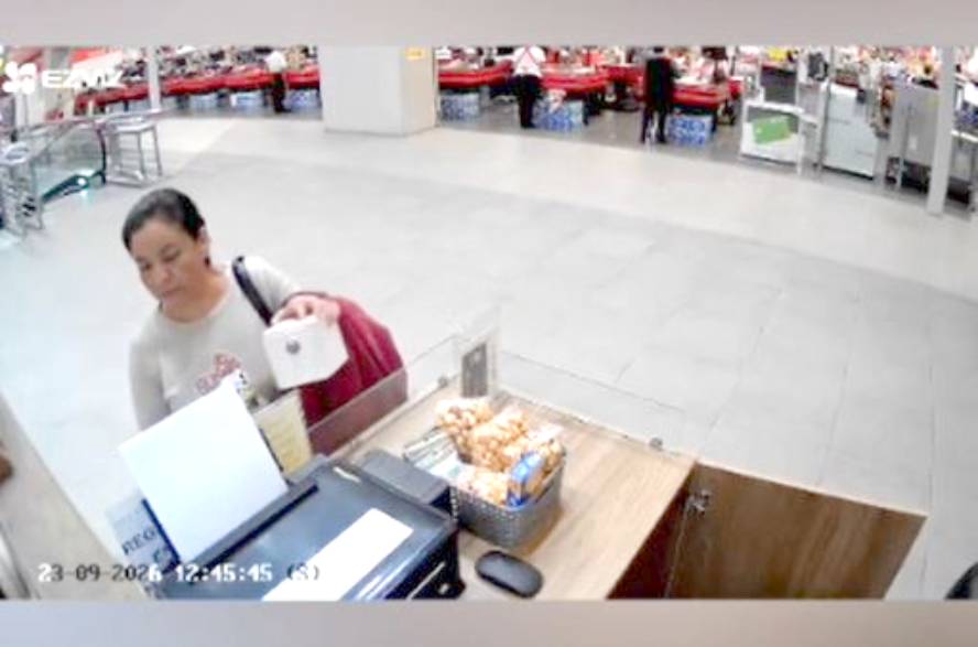 VIDEO: Mujer roba las propinas de unos empleados en una plaza comercial