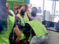 VIDEO. Cajera y clienta de una tienda de autoservicio protagonizan violenta pelea en el área de cajas