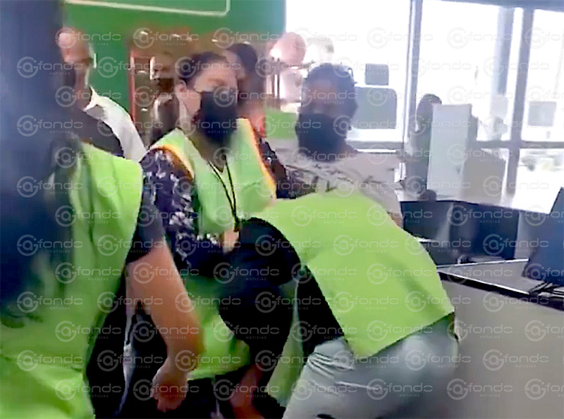 VIDEO. Cajera y clienta de una tienda de autoservicio protagonizan violenta pelea en el área de cajas