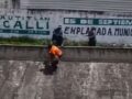 VIDEO: ‘¡Bravooooo!’; vecinos arriesgan la vida y salvan a perrito en un canal de aguas negras