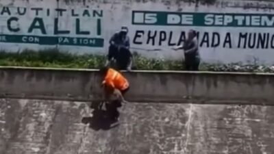 VIDEO: ‘¡Bravooooo!’; vecinos arriesgan la vida y salvan a perrito en un canal de aguas negras