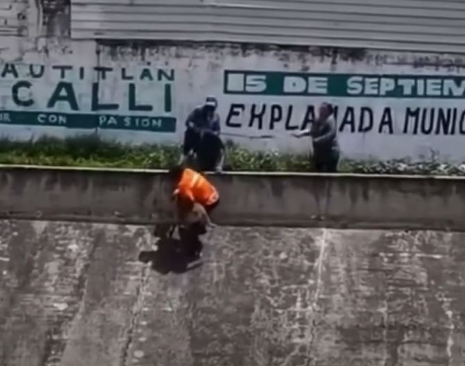 VIDEO: ‘¡Bravooooo!’; vecinos arriesgan la vida y salvan a perrito en un canal de aguas negras