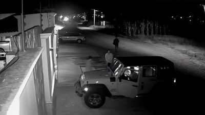 VIDEO: Asaltantes encañonan a un niño para llevarse la Jeep de la mamá