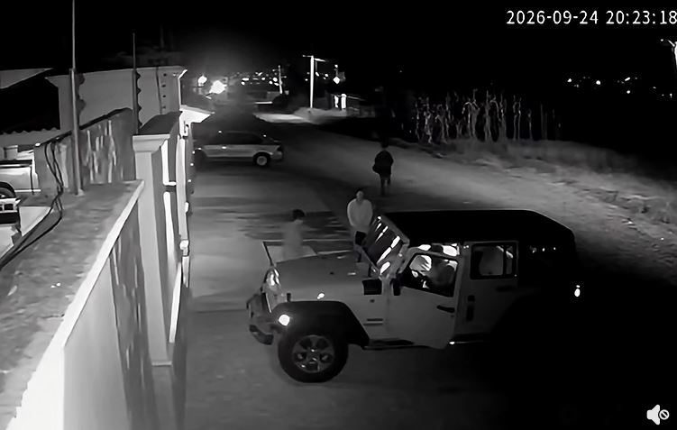 VIDEO: Asaltantes encañonan a un niño para llevarse la Jeep de la mamá