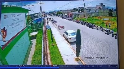 VIDEO: Pareja de rateros se lleva las motos de estudiantes de una prepa en Edomex