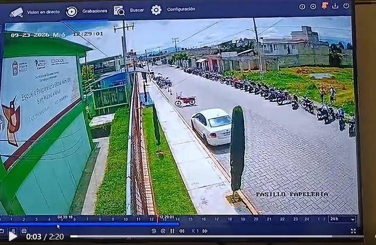 VIDEO: Pareja de rateros se lleva las motos de estudiantes de una prepa en Edomex
