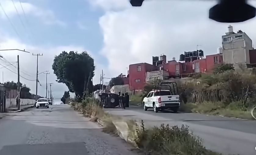 VIDEO: Conductor de una Jeep pierde el control, se voltea y queda atrapado
