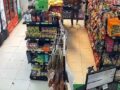 VIDEO: Asaltantes en moto amenazan a empleado de tienda para surtirse a gusto