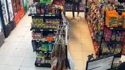 VIDEO: Asaltantes en moto amenazan a empleado de tienda para surtirse a gusto