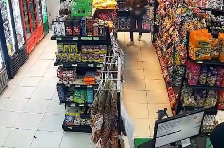 VIDEO: Asaltantes en moto amenazan a empleado de tienda para surtirse a gusto
