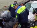VIDEO. Asaltante es arrollado por su víctima y muere prensado bajo un tráiler