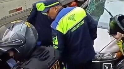 VIDEO. Asaltante es arrollado por su víctima y muere prensado bajo un tráiler