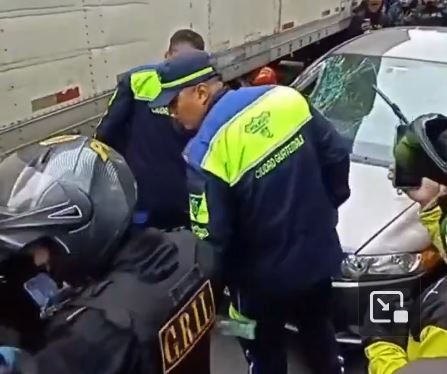 VIDEO. Asaltante es arrollado por su víctima y muere prensado bajo un tráiler