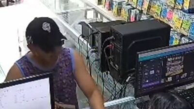 VIDEO: Asaltante con cangurera y lentes amenaza a empleada de un local