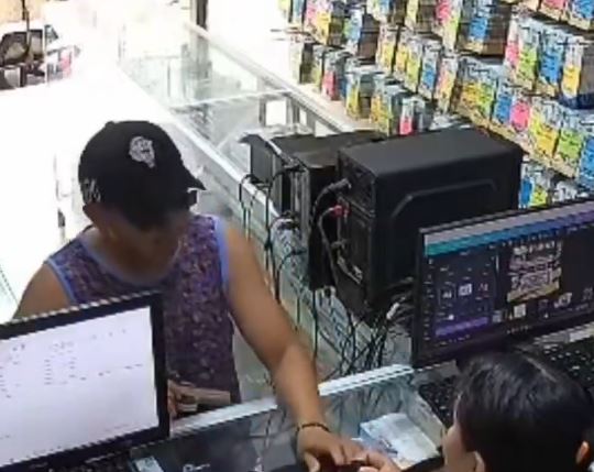 VIDEO: Asaltante con cangurera y lentes amenaza a empleada de un local