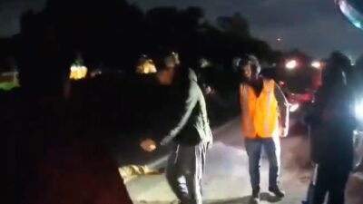 VIDEO. Hombre intenta cruzar autopista en Edomex y muere bajo un pesado tráiler