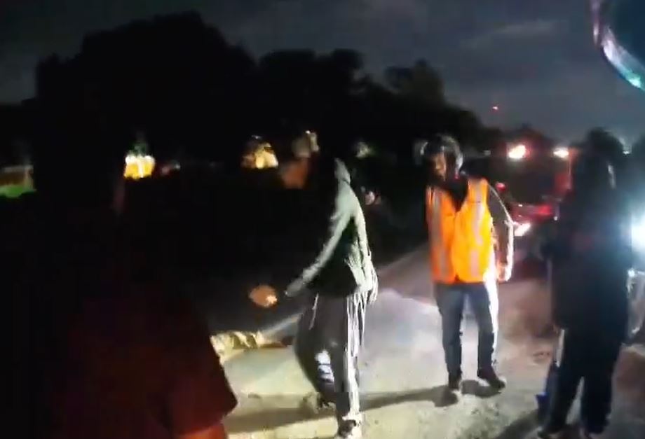 VIDEO. Hombre intenta cruzar autopista en Edomex y muere bajo un pesado tráiler