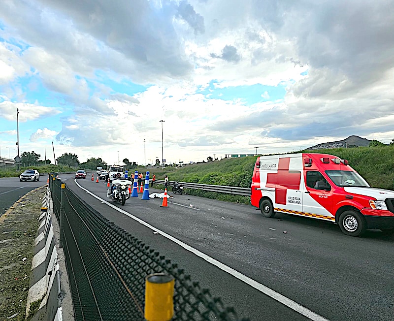 VIDEO. Una joven motociclista murió tras ser arrollada por un tráiler sobre el Circuito Mexiquense