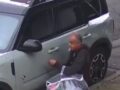 VIDEO: Ratero se roba un espejo de auto mientras se fumaba un cigarrillo