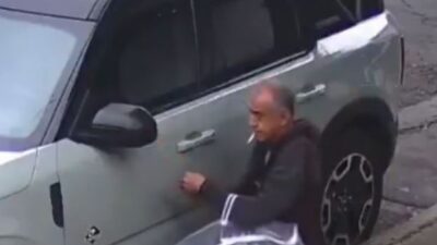 VIDEO: Ratero se roba un espejo de auto mientras se fumaba un cigarrillo