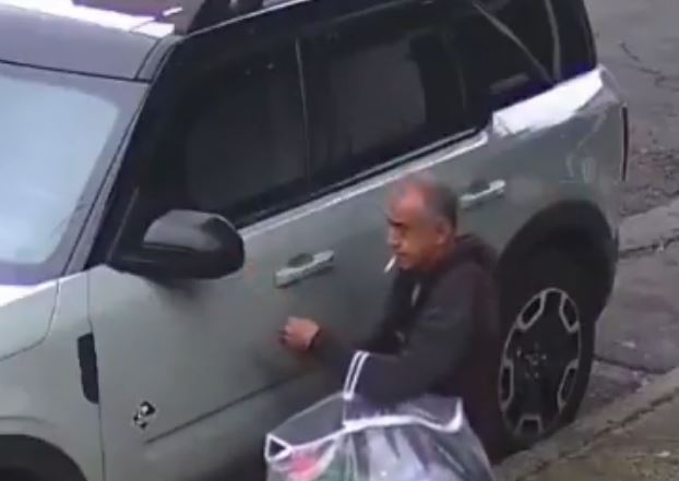 VIDEO: Ratero se roba un espejo de auto mientras se fumaba un cigarrillo