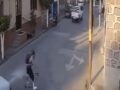 VIDEO: ‘Mil maneras de dormir’; joven evita ser arrollado y se estrella contra un muro