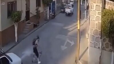 VIDEO: ‘Mil maneras de dormir’; joven evita ser arrollado y se estrella contra un muro