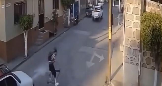 VIDEO: ‘Mil maneras de dormir’; joven evita ser arrollado y se estrella contra un muro