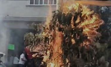 VIDEO. El ‘torito’ salió mal; vecinos huyen tras explosión descontrolada de pirotecnia