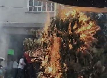 VIDEO. El ‘torito’ salió mal; vecinos huyen tras explosión descontrolada de pirotecnia
