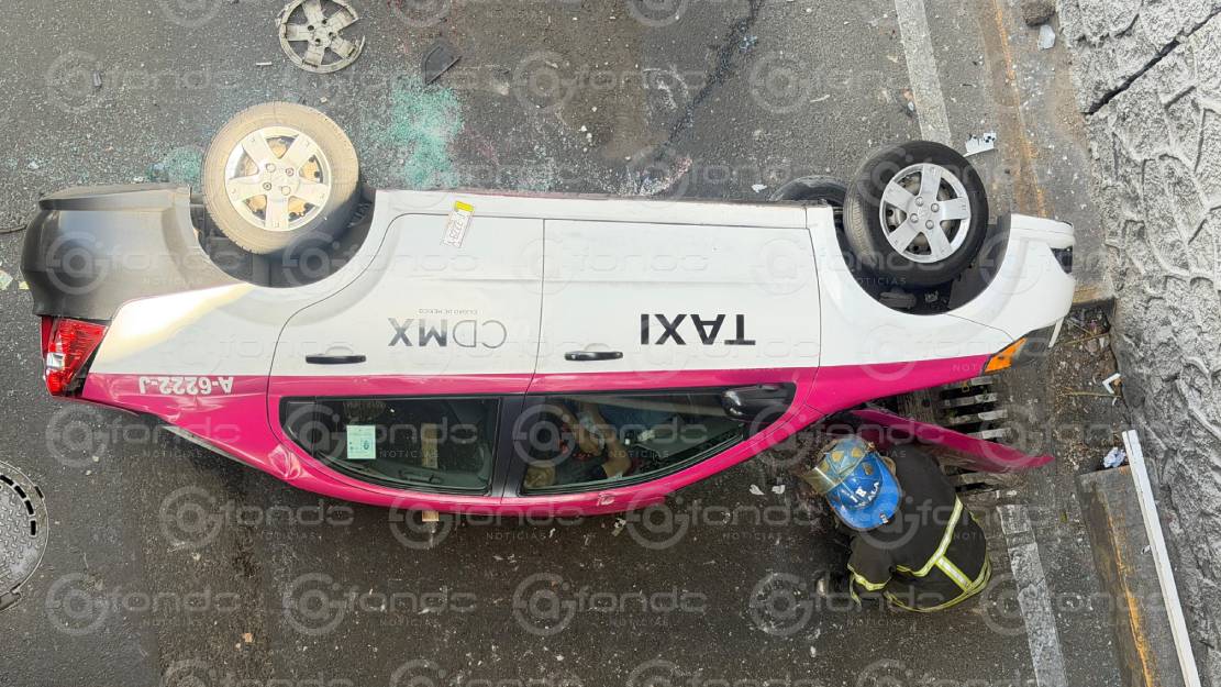 TERRIBLE. Abuelo taxista cae de un puente y pierde la vida en el carro donde se ganaba la vida