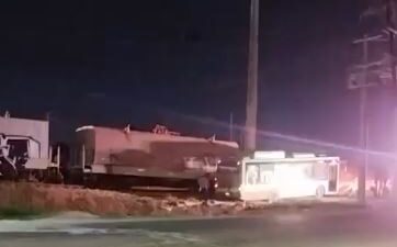 VIDEO: Chofer de camión intenta ganar el paso al tren y es embestido