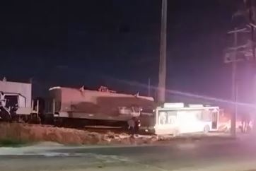 VIDEO: Chofer de camión intenta ganar el paso al tren y es embestido