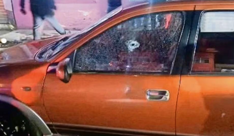TERRIBLE: Acribillan a sujeto que tomaba solo en una banqueta en Edomex