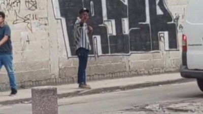 VIDEO. Sujeto armado sigue y amenaza a dos jóvenes con un bebé