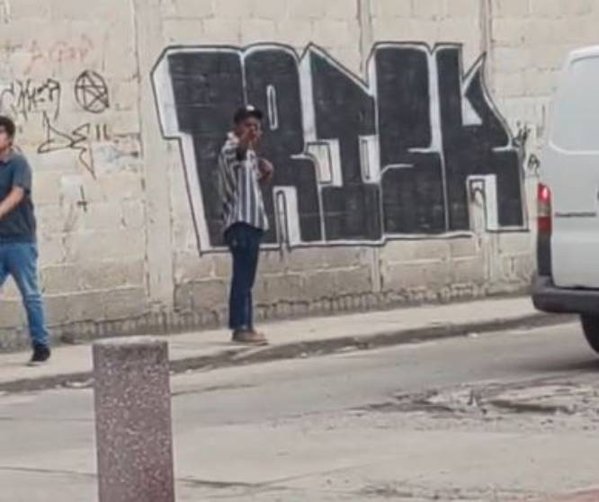 VIDEO. Sujeto armado sigue y amenaza a dos jóvenes con un bebé