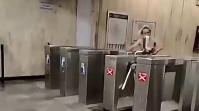 VIDEO: Captan a una persona con una extraña actitud en los torniquetes del Metro
