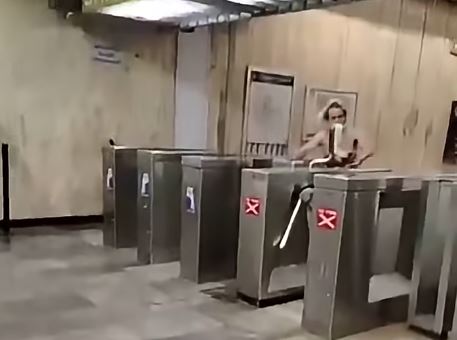 VIDEO: Captan a una persona con una extraña actitud en los torniquetes del Metro