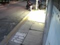 VIDEO: Tres motorratones atracan a una adolescente que volvía de la escuela