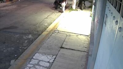 VIDEO: Tres motorratones atracan a una adolescente que volvía de la escuela