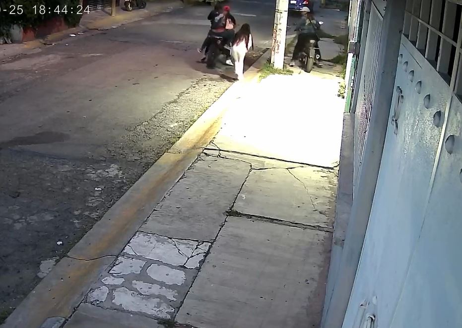 VIDEO: Tres motorratones atracan a una adolescente que volvía de la escuela