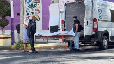 VIDEO: Abuelito caminaba solo cuando cayó y ya no pudo despertar
