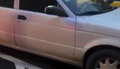 VIDEO: Conductor de un Tsuru usa tablitas para pasar la caseta sin pagar