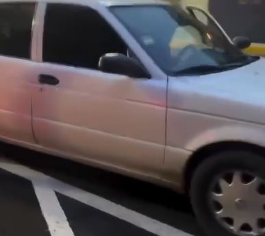 VIDEO: Conductor de un Tsuru usa tablitas para pasar la caseta sin pagar