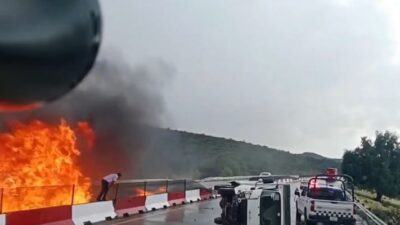 VIDEO: Grúa termina en llamas y un hombre ‘volvió’ a nacer en la autopista