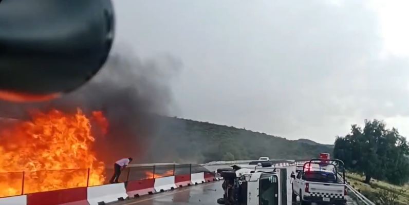 VIDEO: Grúa termina en llamas y un hombre ‘volvió’ a nacer en la autopista