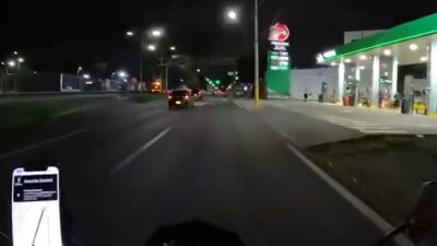 VIDEO: Rateros en moto intentan quitar celular a pasajera de Uber