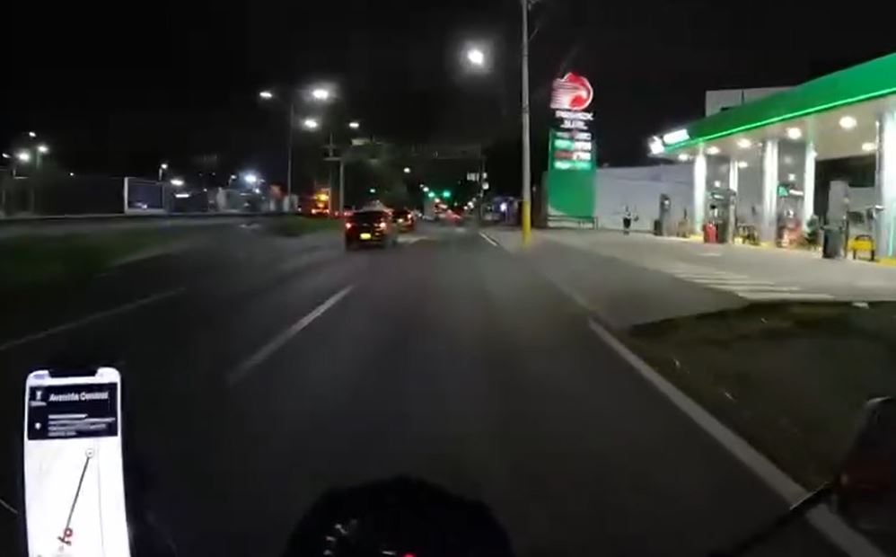 VIDEO: Rateros en moto intentan quitar celular a pasajera de Uber